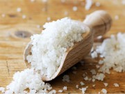 Làm đẹp - 1 nhúm muối - 3 cách dùng để trị mụn và sẹo thâm