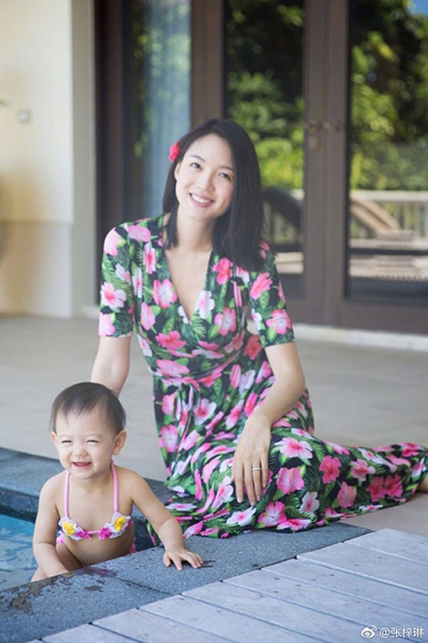 Mới 1 tuổi, con gái Hoa hậu Trương Tử Lâm đã khoe chân dài giống hệt bố mẹ - 2