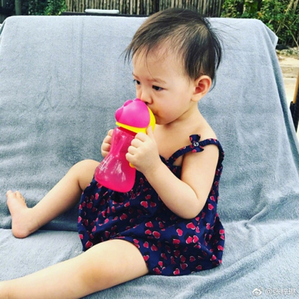 Mới 1 tuổi, con gái Hoa hậu Trương Tử Lâm đã khoe chân dài giống hệt bố mẹ - 5