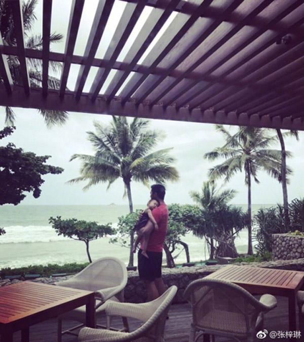 Mới 1 tuổi, con gái Hoa hậu Trương Tử Lâm đã khoe chân dài giống hệt bố mẹ - 4