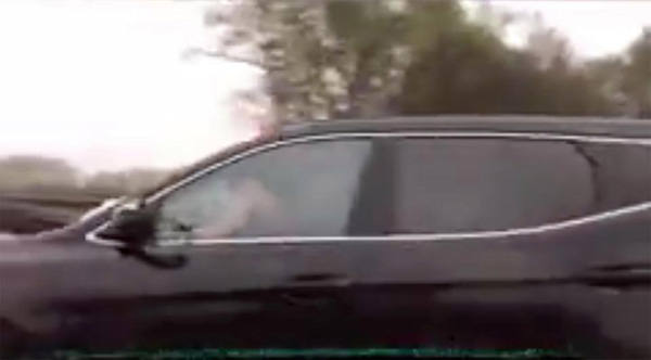Sốc: Cặp đôi vừa làm amp;#39;chuyện ấyamp;#39; vừa lái xe 70km/h trên đường cao tốc - 1