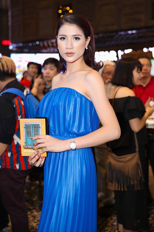 Trang Trần tươi tắn đi xem phim giữa ồn ào kiện tụng với nghệ sĩ Xuân Hương - 1