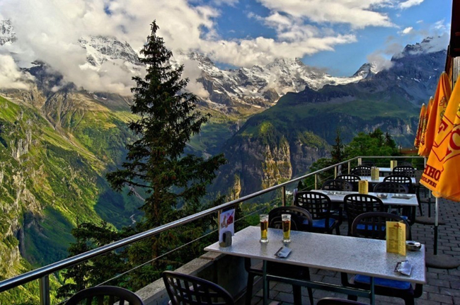 Còn nơi nào tuyệt vời để thưởng thức một cốc bia hơn là ở một quán rượu cách mặt đất 2000 mét, với tầm nhìn bao quát cảnh quan tuyệt đẹp của 21 đỉnh núi ở trung tâm của dãy Alps?
