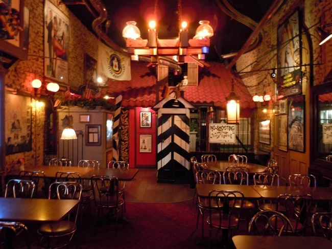 Quán Safe House, Milwaukee, Wisconsin: Đây là một quán bar mang phong cách điệp viên nằm ở phía sau một cánh cửa bí mật màu đỏ. Đây là một quán bar mang phong cách điệp viên nằm ở phía sau một cánh cửa bí mật màu đỏ. 
