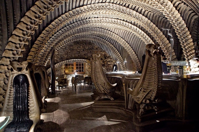 Quán bar tong bảo tàng H.R. Giger, Gruyere, Thụy Sĩ: Mái vòm khổng lồ của tòa lâu đài cổ đặt quán bar được bao trùm bởi những ống xương xếp đan chéo vào nhau, tạo cảm giác như bước vào bộ phim khoa học viễn tưởng “Alien” vậy.
