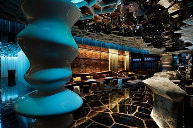 Đây là quầy bar cao nhất của Hong Kong, nằm ở tầng 118 trên nóc khách sạn Ritz Carlton.
