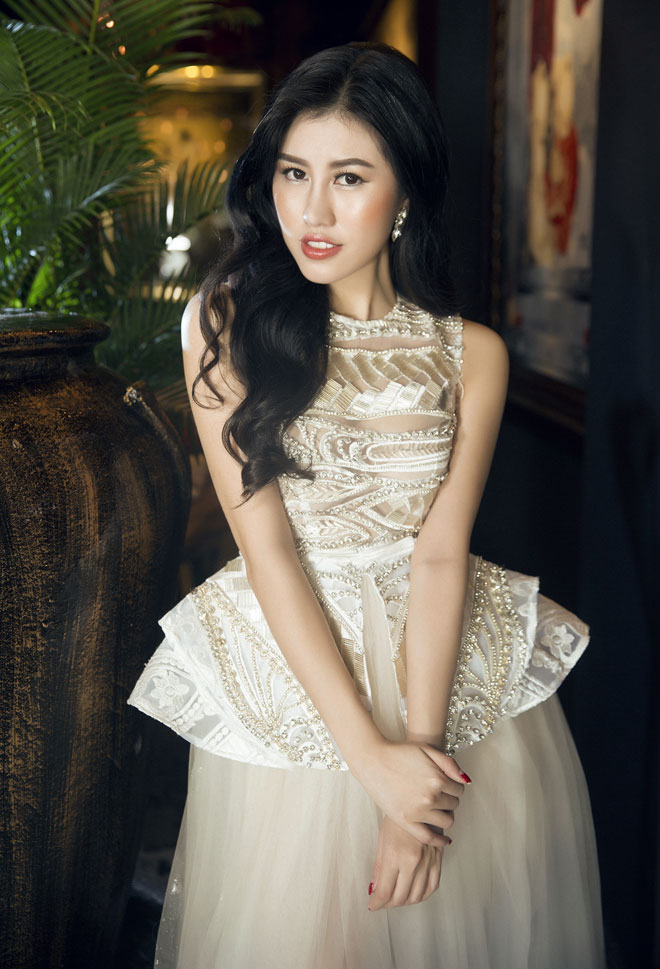 Emily Hồng Nhung lộng lẫy với váy dạ hội mang phong cách Châu Âu - 5