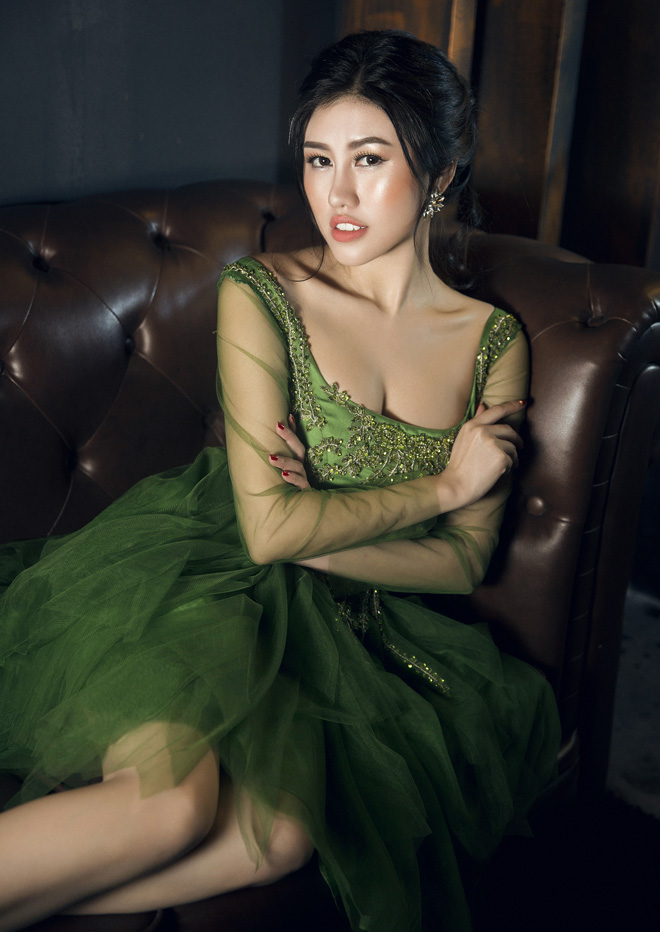 Emily Hồng Nhung lộng lẫy với váy dạ hội mang phong cách Châu Âu - 9