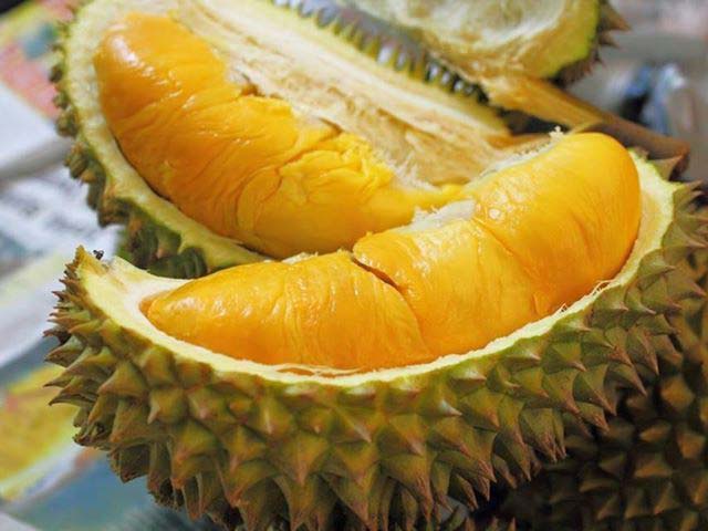 Giá sầu riêng cao ngất, ăn 1 quả mất đứt nửa triệu đồng - 1