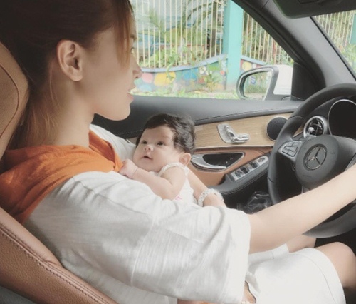 Hải Băng lên tiếng khi bị chỉ trích vì vừa lái xe vừa bế con - 1