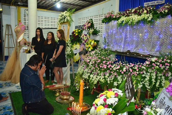 Không có bố mẹ trong đám tang của HH Thái Lan 19 tuổi mới đăng quang 4 ngày - 4