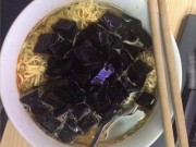 Bếp Eva - Cười đau ruột với bát mì ăn liền chống nóng trong, nổi mụn của “thánh lầy”