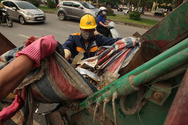 Hà Nội:  Sau tròn 1 năm, cá lại chết trắng mặt hồ Hoàng Cầu - 9
