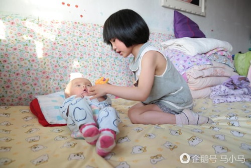 amp;#34;Mẹ nói bố đi kiếm tiền nhưng con biết bố không cần chúng con nữa, em ốm nặng sao bố không về?amp;#34; - 3