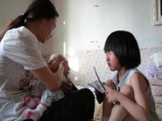 Làm mẹ - "Mẹ nói bố đi kiếm tiền nhưng con biết bố không cần chúng con nữa, em ốm nặng sao bố không về?"