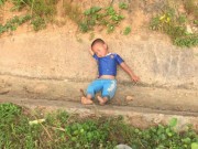 Tin tức - Bé trai 3 tuổi ra "hóng" vụ tai nạn giao thông rồi ngủ quên luôn tại hiện trường