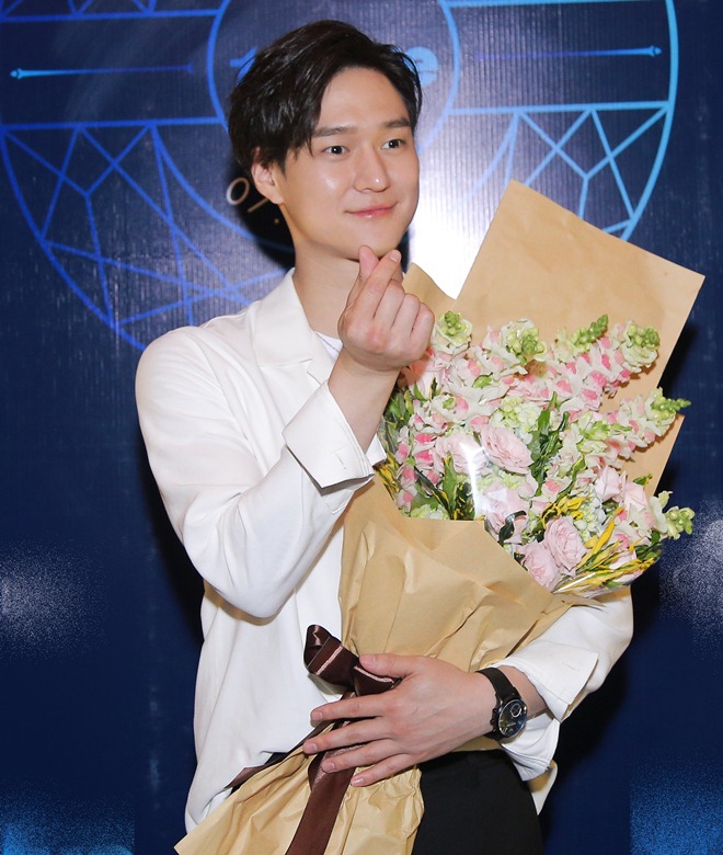 Trai đẹp amp;#34;Reply 1988amp;#34; Go Kyung Pyo hút hồn đi sự kiện tại Việt Nam - 7