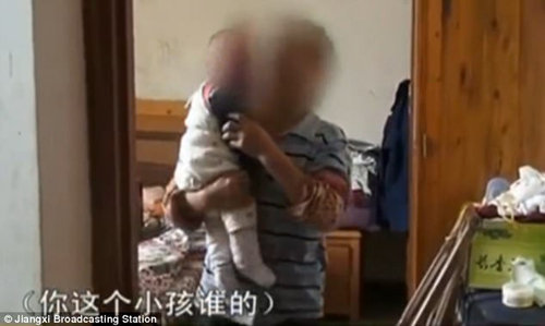 Có người tình mới, bố mang con đẻ ra rao bán để lấy tiền làm việc ai cũng căm phẫn - 3