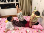 Làng sao - Sao Việt 24h qua: Ốc Thanh Vân "tập thể hình" trên giường cùng 3 con