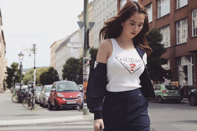 Sao Việt 24h qua: Ốc Thanh Vân amp;#34;tập thể hìnhamp;#34; trên giường cùng 3 con - 5