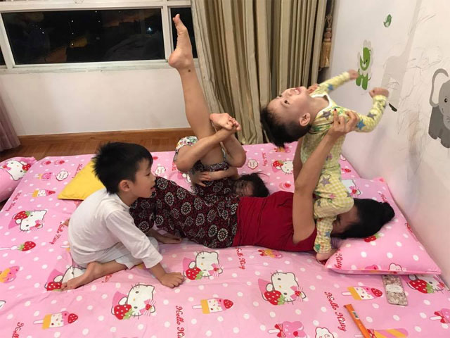 Sao Việt 24h qua: Ốc Thanh Vân amp;#34;tập thể hìnhamp;#34; trên giường cùng 3 con - 2