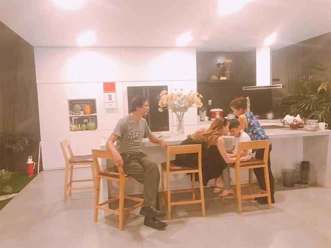 Sao Việt 24h qua: Bữa tối ấm áp của mẹ con Hồ Ngọc Hà bên ông bà ngoại - 1