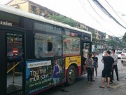 Tin tức - Giận người yêu lên xe buýt, nam thanh niên dùng gạch ném vỡ đầu hành khách