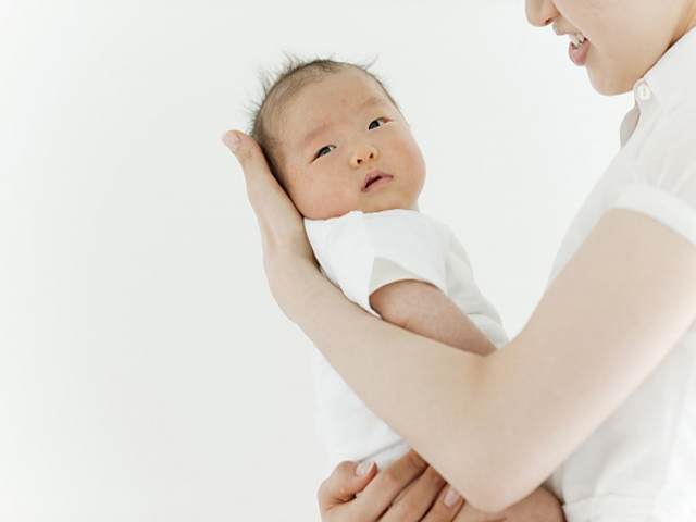 Cách bế trẻ sơ sinh CHUẨN NHẤT để xương sống bé không bị cong vẹo