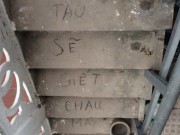 Tin tức - Vụ bé 33 ngày tuổi chết trong chậu tắm: Dòng chữ lạ ở chân cầu thang 'Tao sẽ giết cháu mày'