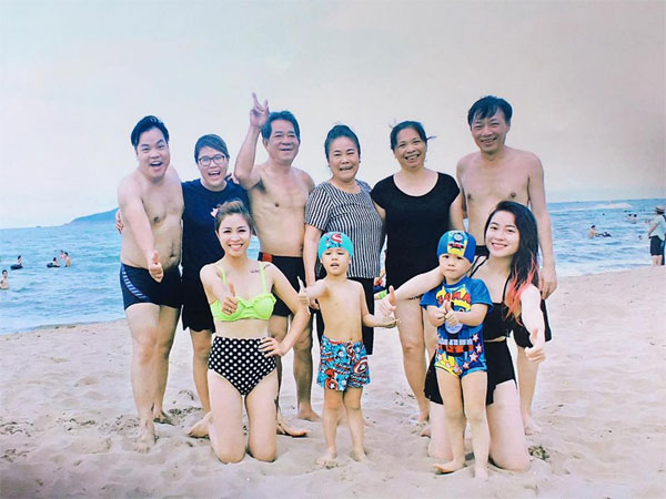 Sao Việt 24h qua: MC Hoàng Linh và 2 con trai sinh đôi “quậy tưng bừng” ở biển - 1