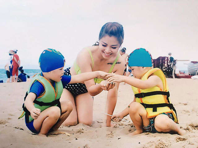 Sao Việt 24h qua: MC Hoàng Linh và 2 con trai sinh đôi “quậy tưng bừng” ở biển - 3