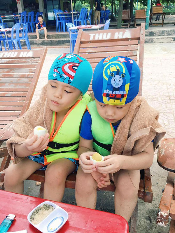 Sao Việt 24h qua: MC Hoàng Linh và 2 con trai sinh đôi “quậy tưng bừng” ở biển - 4