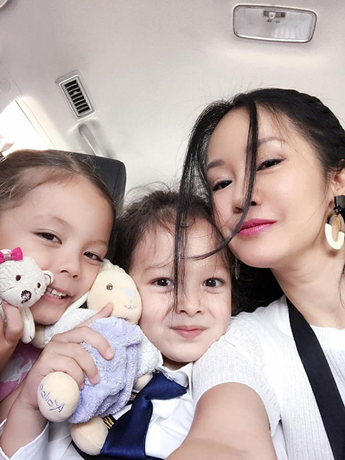 Ai ngờ được, 47 tuổi, Hồng Nhung đi với 2 con song sinh vẫn như 3 chị em - 3