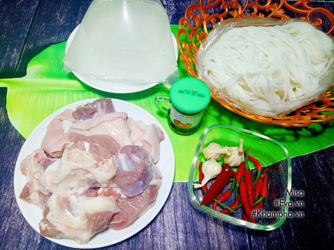 Vợ nấu mì Quảng thịt heo cho bữa sáng, chồng ăn hoài chẳng thấy chán - 1