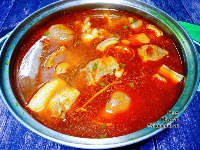 Vợ nấu mì Quảng thịt heo cho bữa sáng, chồng ăn hoài chẳng thấy chán - 8