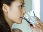 Sức khỏe - Nên bắt đầu ngày mới bằng việc đánh răng hay uống nước?