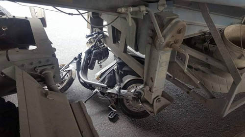 Hà Nội: Cô gái trẻ đi xe đạp điện tử vong khi bị xe bồn cuốn vào gầm - 1