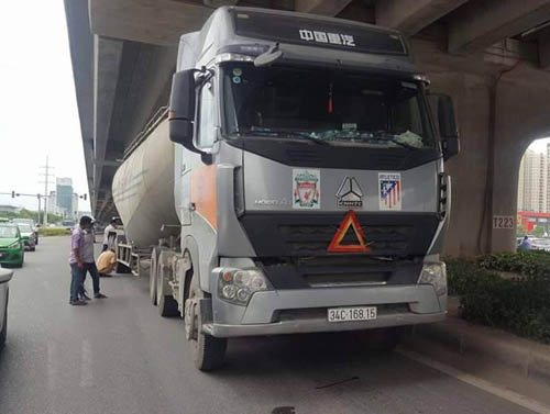 Hà Nội: Cô gái trẻ đi xe đạp điện tử vong khi bị xe bồn cuốn vào gầm - 3