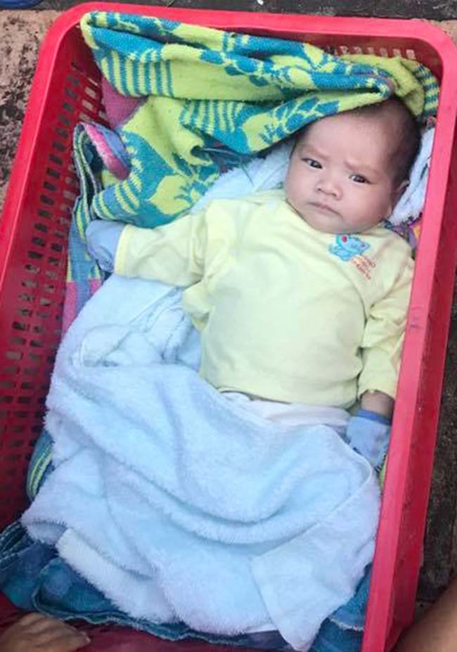 Hai bé trai nghi bị mẹ bỏ rơi trước Làng Thiếu niên Thủ Đức - 2