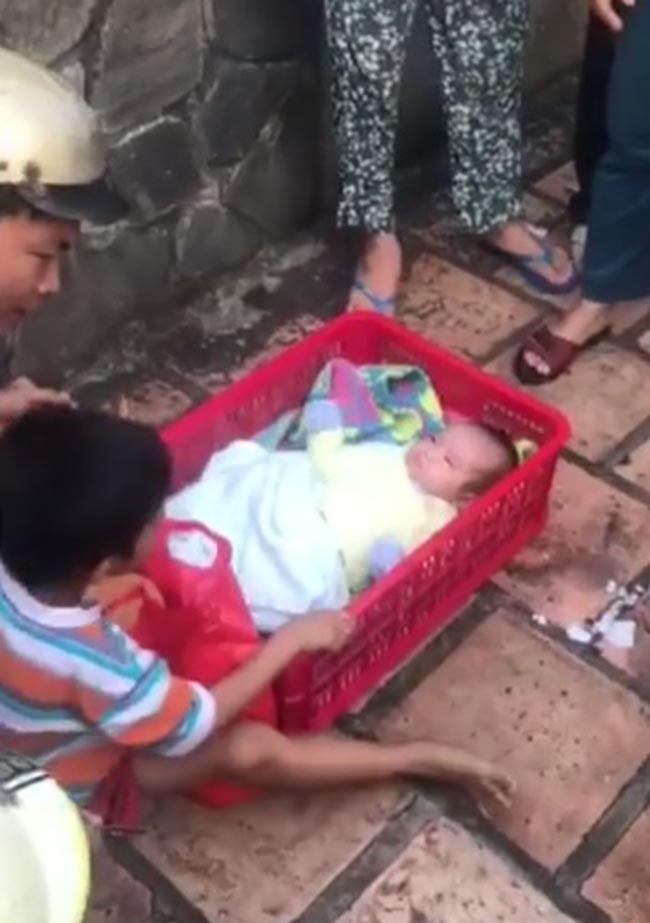 Hai bé trai nghi bị mẹ bỏ rơi trước Làng Thiếu niên Thủ Đức - 1