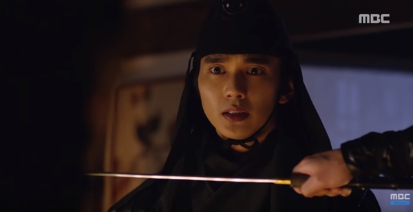“Mặt nạ quân vương”: Kim So Hyun bị hạ độc, hung thủ là ai? - 2