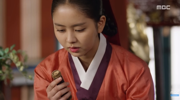 “Mặt nạ quân vương”: Kim So Hyun bị hạ độc, hung thủ là ai? - 4