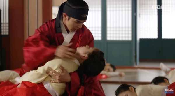 “Mặt nạ quân vương”: Kim So Hyun bị hạ độc, hung thủ là ai? - 8