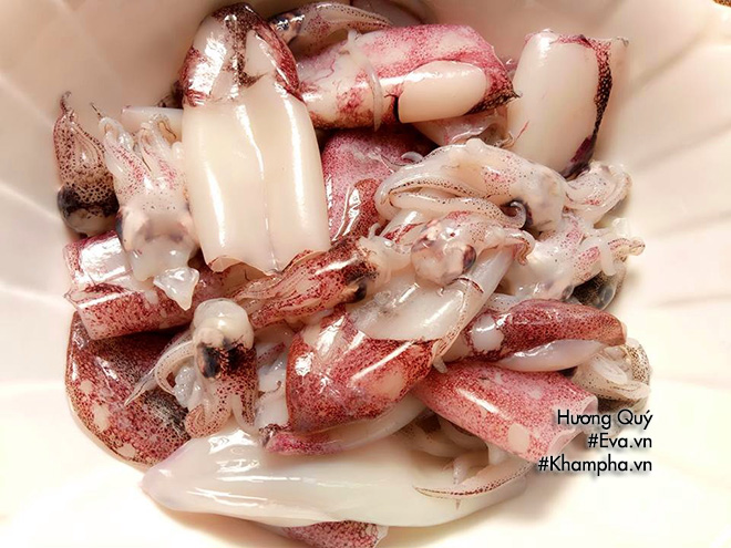 Mực xào dưa chua lạ miệng, đổi món ăn tươi dịp cuối tuần - 1