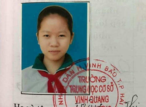 Thực hư bé gái ở Hải Phòng bỏ đi vì bị bố mẹ bạo hành, đổ cơm xuống nền nhà bắt ăn - 1
