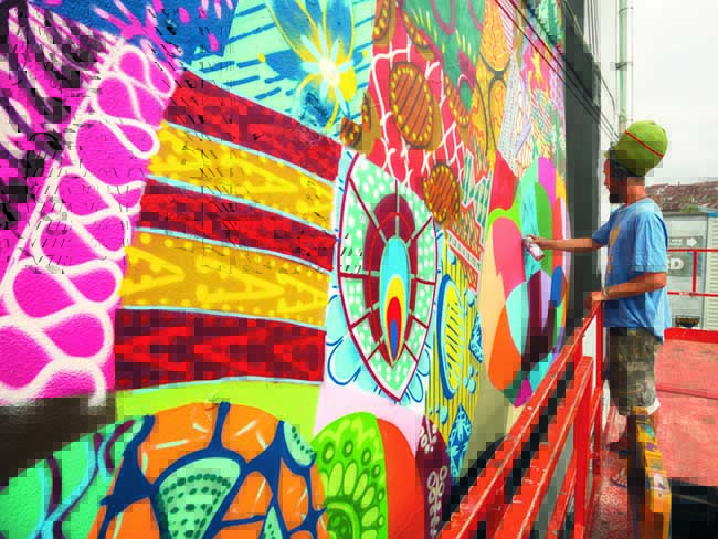 BRISTOL, HOA KỲ

Nghệ sĩ đường phố Louis Masai đã thể hiện một bức tranh đầy màu sắc trên bức tường của Redpoint Climbing Centre, số 40 đường Winterstoke.

Ảnh: Neil James
