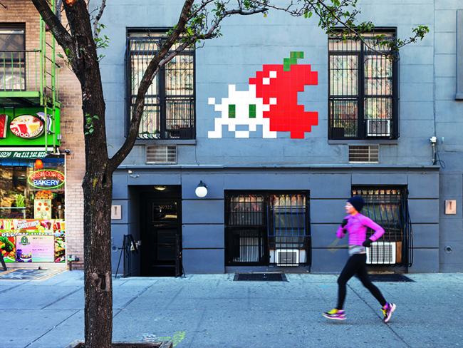 NEW YORK, MỸ

Nghệ sĩ đường phố nổi tiếng người Pháp Invader vẽ bức tranh trên tường nhà tại số 322 phố West 14th Street ở thành phố New York, Mỹ.

Ảnh: Invader
