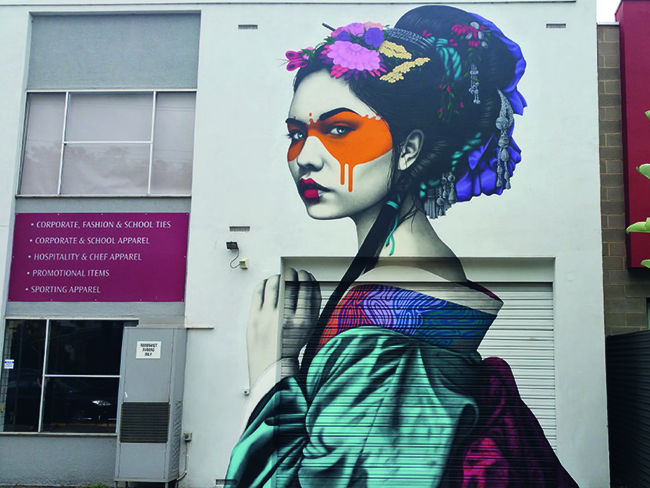 ADELAIDE, ÚC

Tài thành phố Adelaide của Úc, một bức tranh nghệ thuật về người phụ nữ với những đường nét bí ẩn do nghệ sĩ Fin DAC thực hiện tại phố Little Rundle cũng gây rất nhiều ấn tượng cho người đi đường.

Ảnh: Colourourcity
