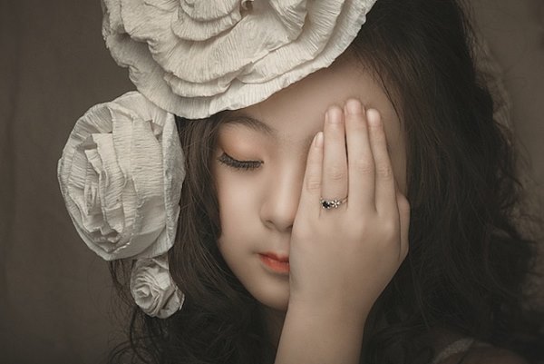 Danh tính thật sự của bé gái amp;#39;không cười nhưng cuốn hút lạ thườngamp;#39; trong 3 bức ảnh hot nhất tuần qua - 7