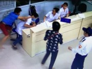 Tin tức - Hà Nội: Bác sĩ bị côn đồ hành hung, bắt quỳ gối xin lỗi